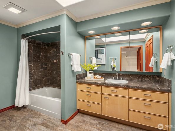 4701 NE Shore Place, Lake Forest Park WA 98155