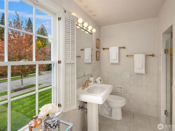 5525 NE Penrith Road, Seattle WA 98105