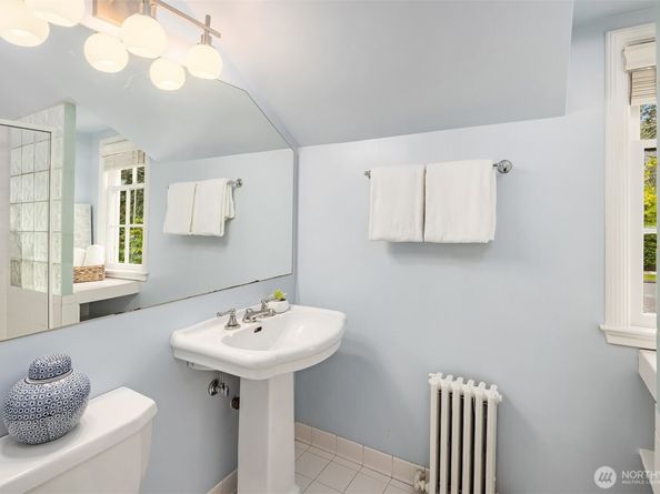 5525 NE Penrith Road, Seattle WA 98105