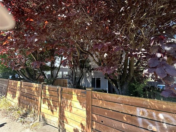10511 Midvale Avenue N 202, Seattle WA 98133