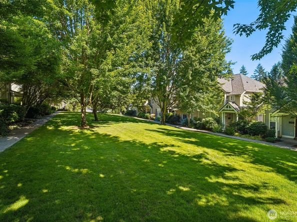 22727 NE 4th Place 117, Sammamish WA 98074