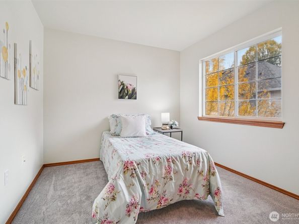 22727 NE 4th Place 117, Sammamish WA 98074