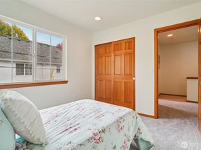 22727 NE 4th Place 117, Sammamish WA 98074