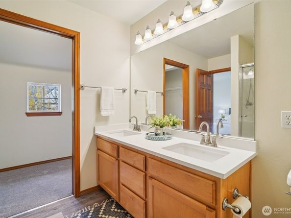 22727 NE 4th Place 117, Sammamish WA 98074