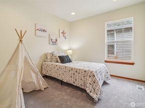 22727 NE 4th Place 117, Sammamish WA 98074