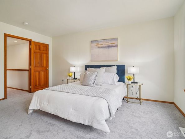 22727 NE 4th Place 117, Sammamish WA 98074