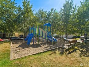 22727 NE 4th Place 117, Sammamish WA 98074