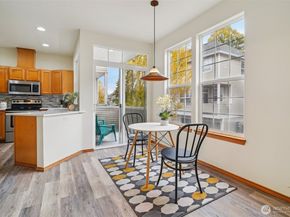 22727 NE 4th Place 117, Sammamish WA 98074