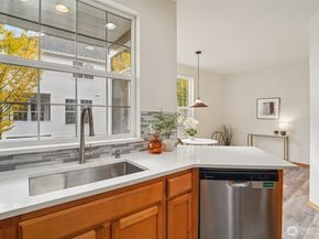 22727 NE 4th Place 117, Sammamish WA 98074