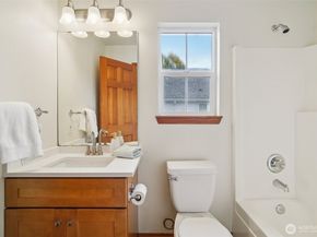 22727 NE 4th Place 117, Sammamish WA 98074