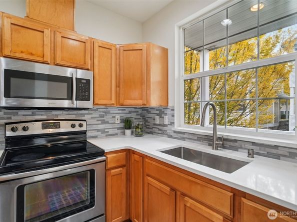 22727 NE 4th Place 117, Sammamish WA 98074