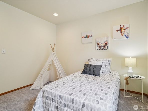 22727 NE 4th Place 117, Sammamish WA 98074