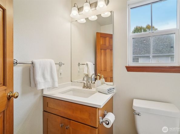 22727 NE 4th Place 117, Sammamish WA 98074