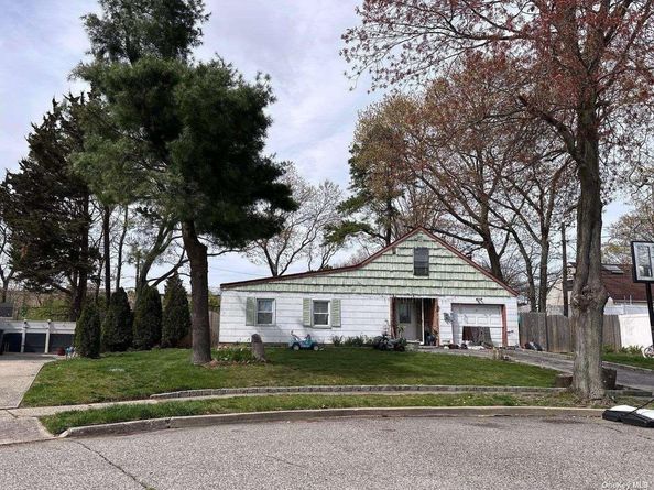 3 Hillberry Circle, Holbrook NY 11741