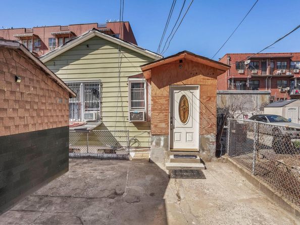 104-55 39th Avenue, Corona NY 11368