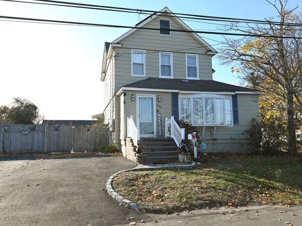 651 Madison Avenue, Lindenhurst NY 11757