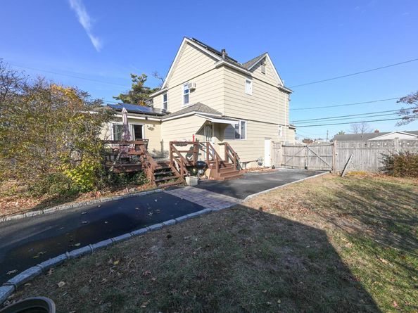 651 Madison Avenue, Lindenhurst NY 11757