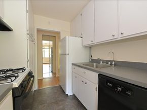 25 CANTERBURY Road 3T, Great Neck NY 11021