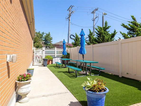 260 W Broadway 2G, Long Beach NY 11561