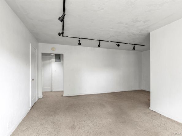 196-32 69th Ave 1st Fl, Fresh Meadows NY 11365