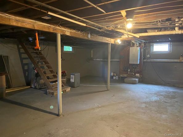 465 N Monroe Avenue, Lindenhurst NY 11757