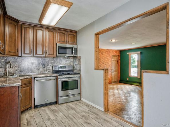 465 N Monroe Avenue, Lindenhurst NY 11757