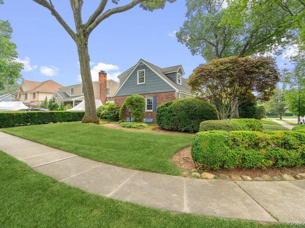 28 Redwood Road, New Hyde Park NY 11040
