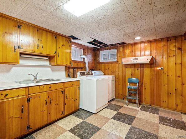 28 Redwood Road, New Hyde Park NY 11040