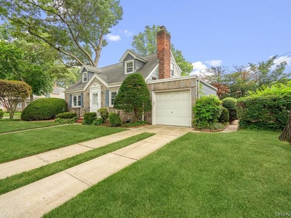 28 Redwood Road, New Hyde Park NY 11040