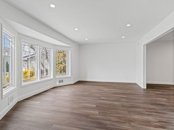12 Foxhurst Court, Manhasset Hills NY 11040