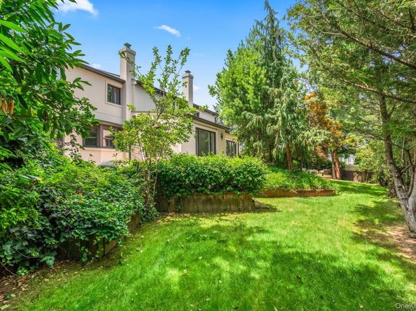 12 Foxhurst Court, Manhasset Hills NY 11040