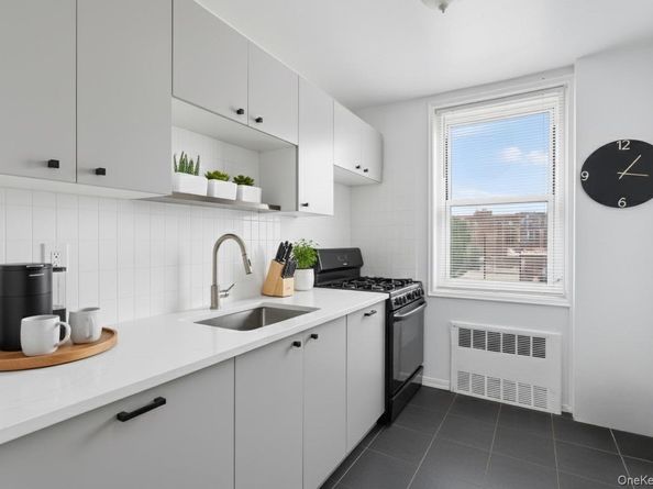 66-01 Burns 3V, Rego Park NY 11374