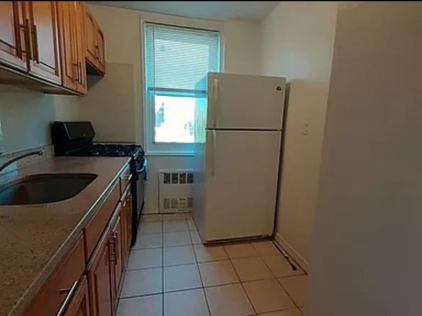 66-01 Burns 3V, Rego Park NY 11374