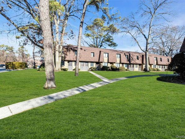 35 Newbrook 35, Bay Shore NY 11706
