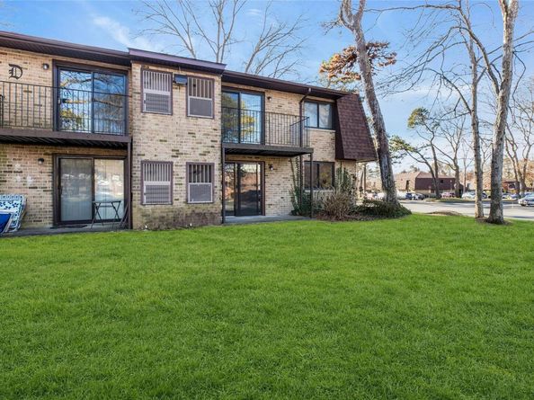 35 Newbrook 35, Bay Shore NY 11706