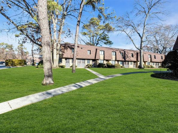 35 Newbrook 35, Bay Shore NY 11706