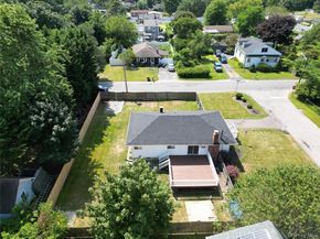 8 King Road W, Mastic Beach NY 11951