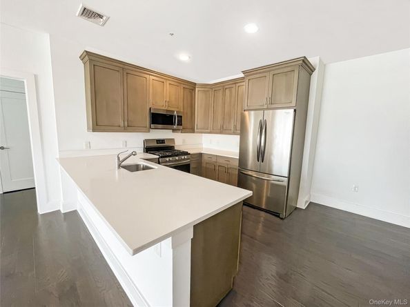 234 Marina Pointe Drive 234, East Rockaway NY 11518