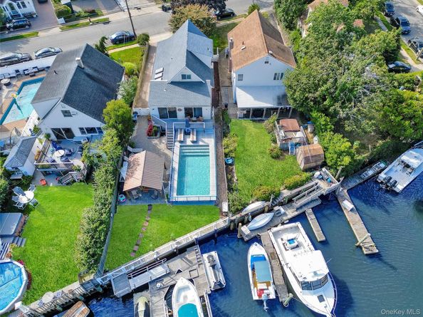 21 Beverly Road, Wantagh NY 11793