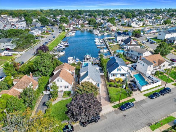 21 Beverly Road, Wantagh NY 11793