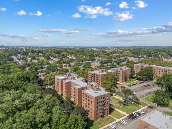 73-23 210th Street 2G, Bayside NY 11364