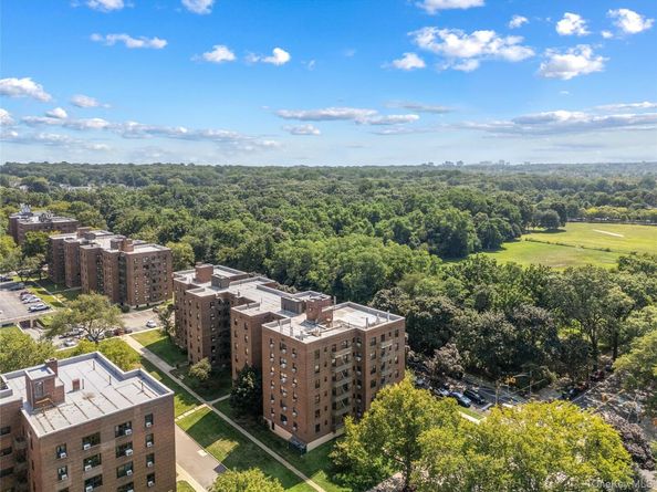 73-23 210th Street 2G, Bayside NY 11364