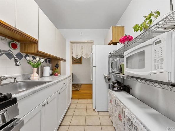 73-23 210th Street 2G, Bayside NY 11364