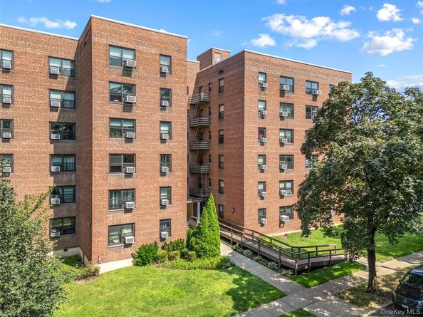 73-23 210th Street 2G, Bayside NY 11364