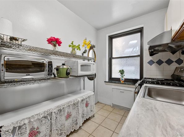 73-23 210th Street 2G, Bayside NY 11364