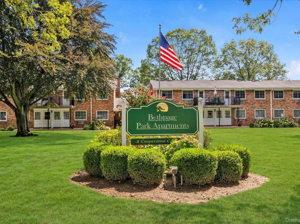 82 Jervis Avenue 82, Farmingdale NY 11735