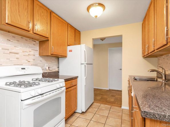 82 Jervis Avenue 82, Farmingdale NY 11735