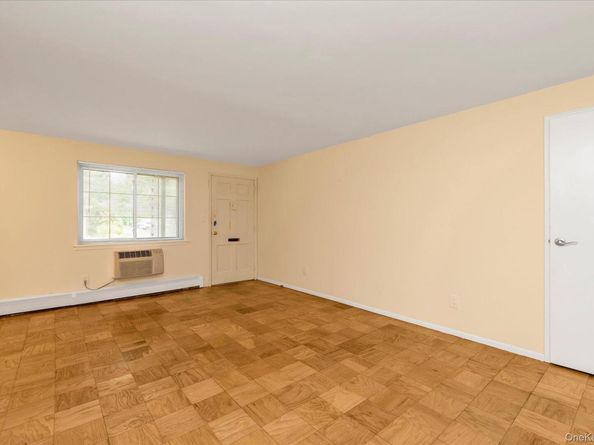 82 Jervis Avenue 82, Farmingdale NY 11735