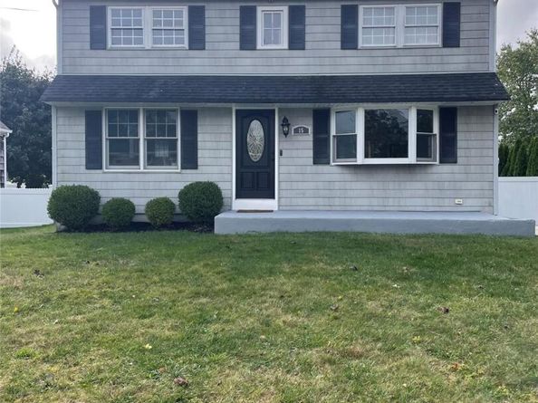 15 Palm Street, Lindenhurst NY 11757