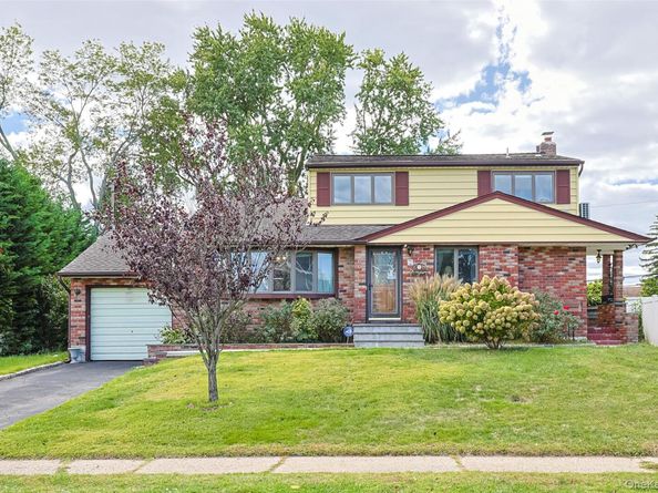 15 Alexander Drive, Syosset NY 11791